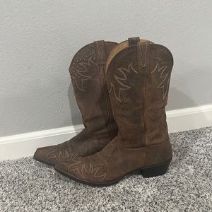 Shyanne snip toe cowgirl boots, size 10.